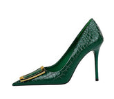 Tacones de aguja con decoración de metal